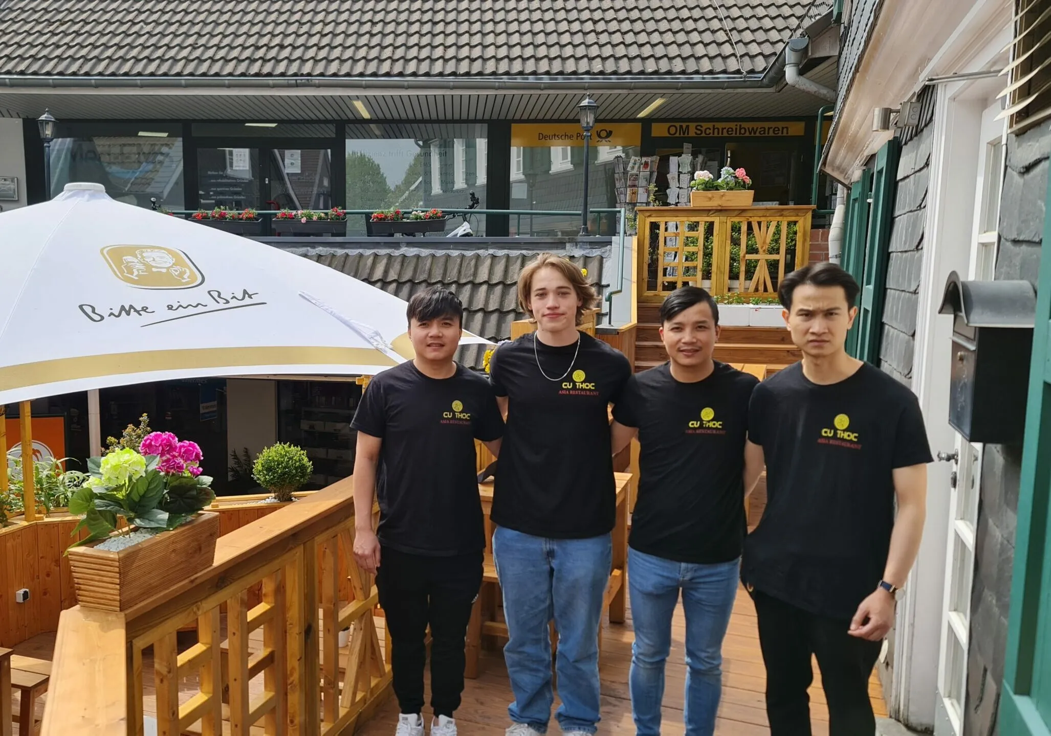 Das Team des Cu Thoc Restaurant vor dem Restaurant am Markt 15 in Wermelskirchen